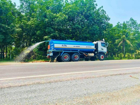 ฉีดน้ำไล่ฝุ่นถนน