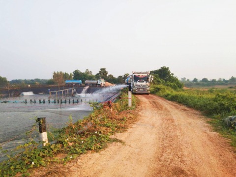 เติมน้ำฟาร์มเลี้ยงกุ้ง